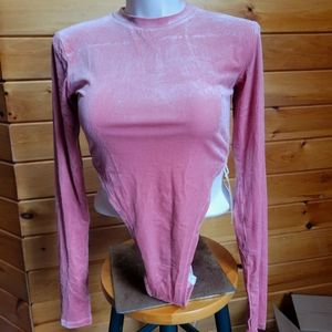 💰⏳️Velvet mock neck bodysuit in a beautiful peachy pink color NWT
